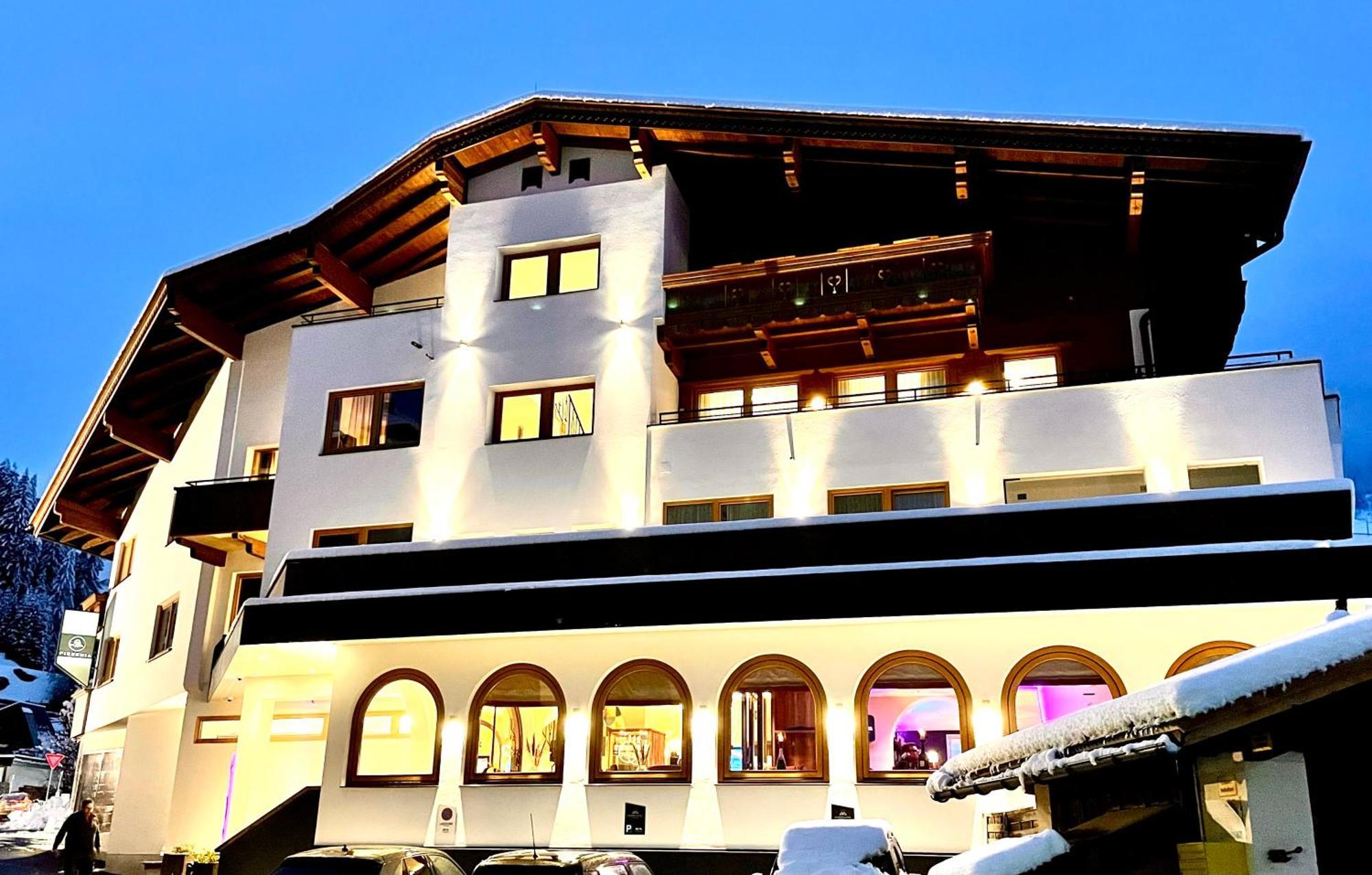 Aparthotel Dorfplatzl Garni Tux Ngoại thất bức ảnh