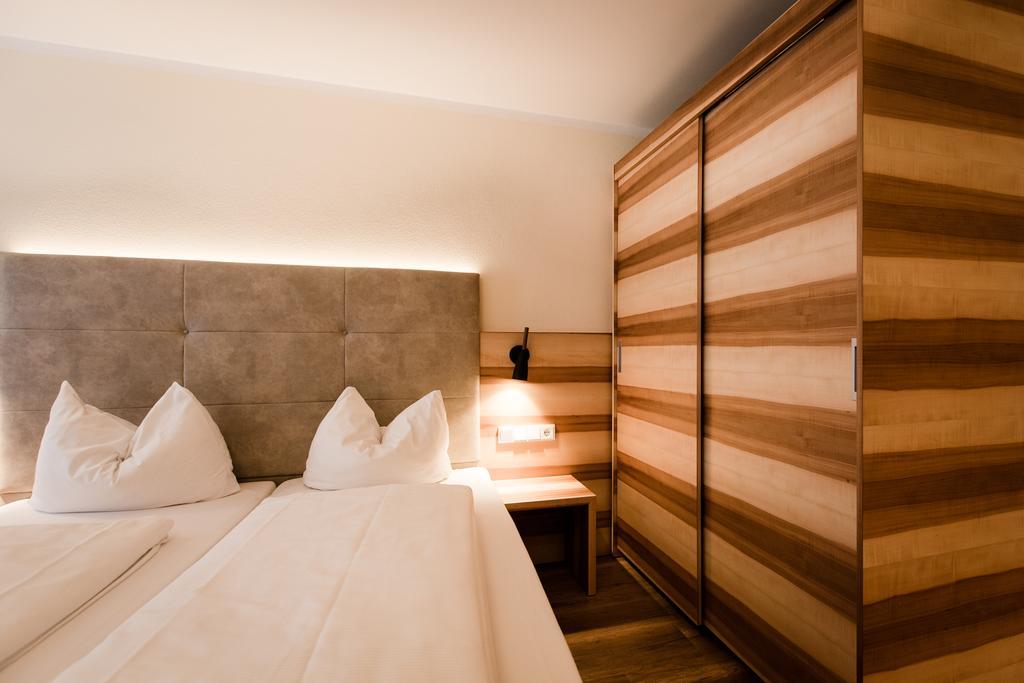 Aparthotel Dorfplatzl Garni Tux Ngoại thất bức ảnh