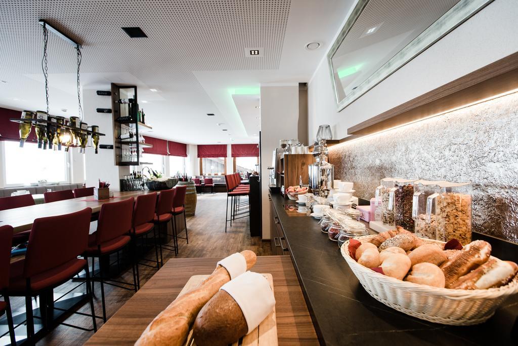 Aparthotel Dorfplatzl Garni Tux Ngoại thất bức ảnh