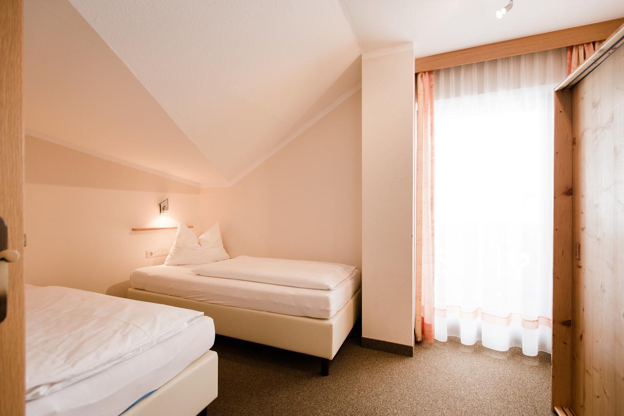 Aparthotel Dorfplatzl Garni Tux Ngoại thất bức ảnh