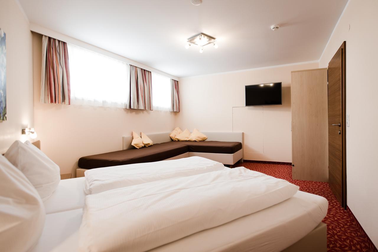 Aparthotel Dorfplatzl Garni Tux Ngoại thất bức ảnh