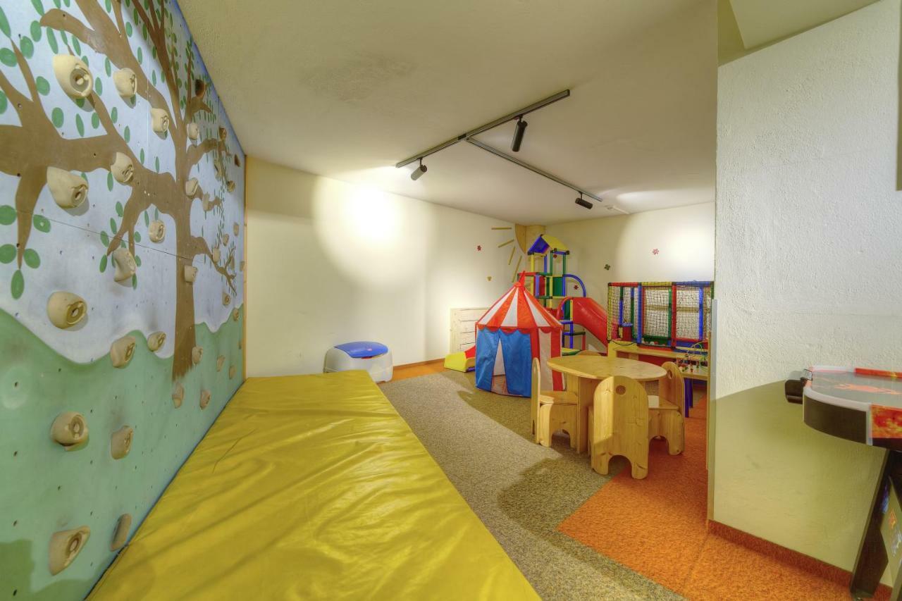 Aparthotel Dorfplatzl Garni Tux Ngoại thất bức ảnh